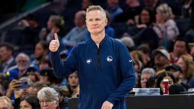 Vắng bóng dàn sao tỷ đô, Kristaps Porzingis rực sáng giúp Steve Kerr chạm mốc 600 trận thắng