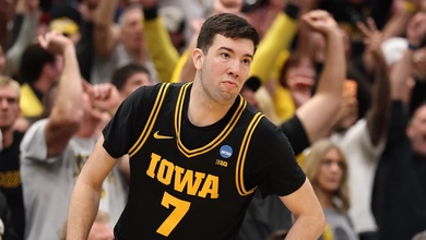 Đại địa chấn tại NCAA: Iowa Hawkeyes hạ gục nhà vô địch nhờ bản lĩnh tài năng trẻ Tây Ban Nha