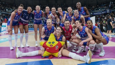 Milano lội ngược dòng ngoạn mục, tiến sát chung kết Serie A1