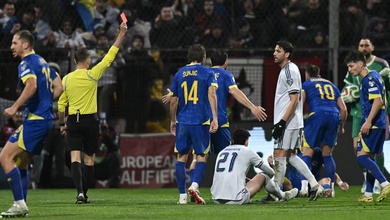 Quyết định tranh cãi của trọng tài trận Italia - Bosnia gây ra làn sóng phản đối trên mạng xã hội