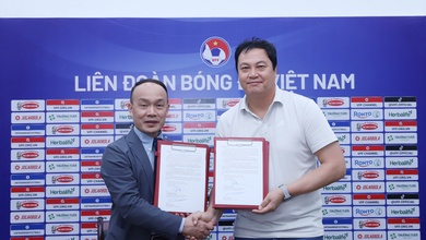VFF “trói chân” trợ lý thân tín của HLV Kim Sang Sik đến năm 2027