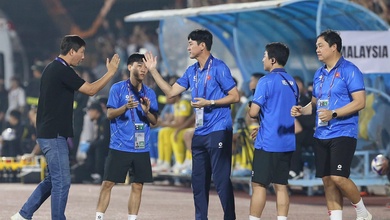 HLV Kim Sang Sik chia tay “cánh tay phải” Lee Jung-soo