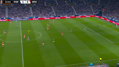 Ứng cử viên cho bàn phản lưới nhà của năm: Cầu thủ Porto đá về từ gần giữa sân!