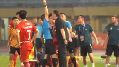 Trợ lý Thể Công Viettel bất bình khi trọng tài rút thẻ đỏ HLV Popov