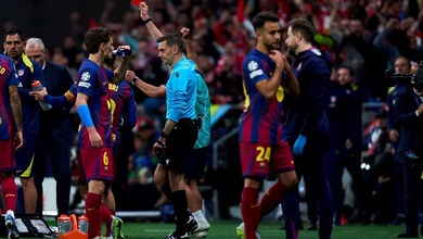 Lời nguyền châu Âu tiếp tục đeo bám Barcelona với việc các trung vệ bị đuổi khỏi sân