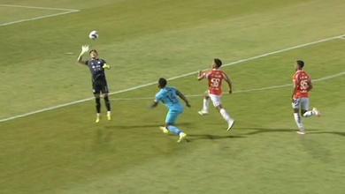 Sai lầm khó đỡ của thủ môn Phan Văn Biểu: Bắt bóng ngoài vòng cấm, nhận thẻ đỏ trực tiếp