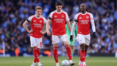 Sự sụp đổ thảm hại của Arsenal được phơi bày dù từng có 97,6% cơ hội vô địch