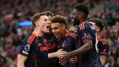 Nottingham ghi 4 bàn trong 20 phút, khiến Tottenham và West Ham run sợ
