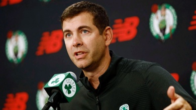 Chèo lái Boston Celtics qua mùa giải khó khăn, GĐKT Brad Stevens ẵm giải thưởng của NBA