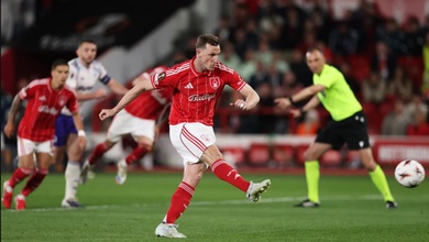VAR lại gây tranh cãi giúp Nottingham giành chiến thắng ở bán kết Europa League