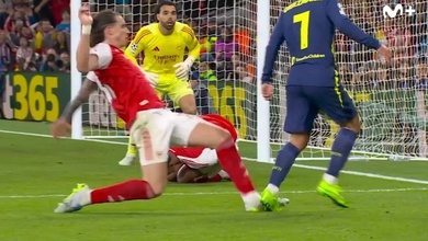 Tranh cãi về quả phạt đền không được thổi cho Atletico trong trận gặp Arsenal
