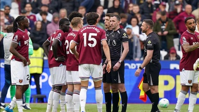 VAR lẽ ra phải cho West Ham hưởng phạt đền trong bàn thắng vào lưới Arsenal bị từ chối
