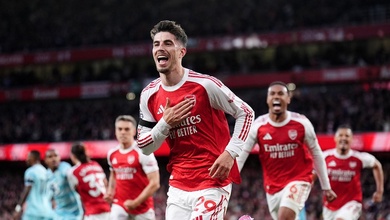 Arsenal chỉ còn cách chức vô địch Ngoại hạng Anh 90 phút sau chiến thắng sít sao