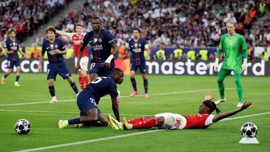 Vì sao Arsenal không được hưởng quả phạt đền trong trận chung kết Champions League?