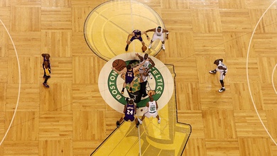 Chiếc cúp huyền thoại tái xuất tô điểm thêm cho series chung kết NBA