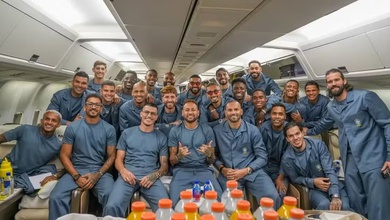 Chuyên cơ tuyển Brazil được “rửa tội” bằng vòi rồng trước hành trình World Cup