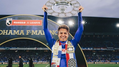 Ngôi sao bóng Thái Lan Theerathon sở hữu nhiều danh hiệu hơn Ronaldo