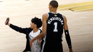 Cổ động viên lao vào sân giữa trận đấu đòi chụp ảnh với Victor Wembanyama tại NBA Finals