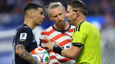 Đội trưởng Mỹ Tim Ream đi vào lịch sử World Cup khi VAR "hủy thẻ vàng"