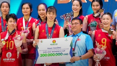 Đội tuyển bóng chuyền nữ Việt Nam nhận thưởng nóng từ NTT Phân bón Cà Mau
