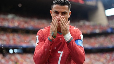 HLV Martinez nói gì về việc Ronaldo nhanh chóng tiến vào phòng thay đồ sau trận?