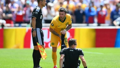 Trọng tài nổi tiếng châu Âu phải nhờ cầu thủ hỗ trợ vì chuột rút tại World Cup