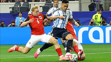 Quả phạt đền mà Messi đá hỏng ở phút thứ 8: Vì sao trọng tài thổi phạt là chính xác?
