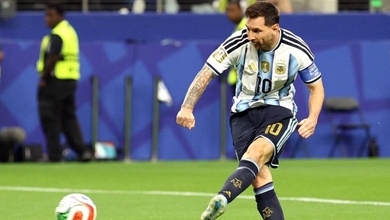 VIDEO Khoảnh khắc Messi... sút trượt penalty và đi vào lịch sử