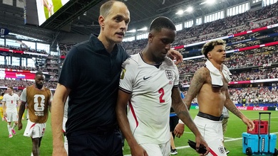 Các cầu thủ Anh lên xe buýt đến sân HLV Tuchel mới công bố đội hình xuất phát