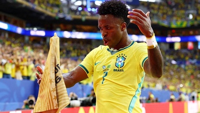 Vinicius bùng nổ trong ngày Brazil thắng đậm và chiếm ngôi đầu bảng