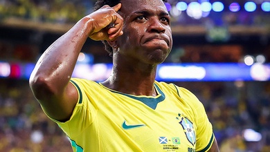Vinicius Jr "phá dớp" ghi bàn bằng đầu sau 2 năm, tiết lộ thầy Ancelotti phải mua quà tặng