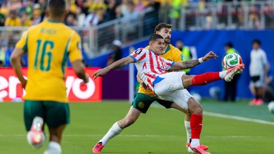 Australia và Paraguay ăn mừng kết quả hoà để cùng dắt tay nhau đi tiếp