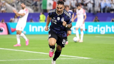 Lautaro Martinez ghi bàn đầu tiên ở World Cup từ... cú đá vào mặt Senesi