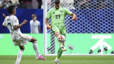 Thủ môn Tây Ban Nha phá kỷ lục giữ sạch lưới tồn tại 36 năm ở World Cup
