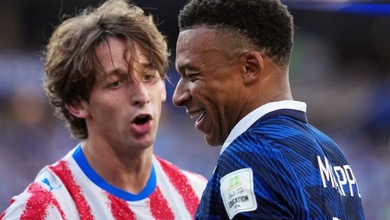 Mbappe cười khi bị cầu thủ Paraguay khiêu khích, Deschamps tuyên bố: "Họ định kết liễu cậu ấy"