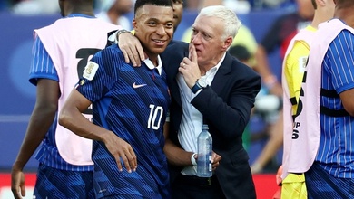 Didier Deschamps ca ngợi tuyển Pháp vì giữ được cái đầu lạnh trước lối đá "rắn" của Paraguay