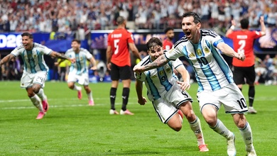 Messi sút hỏng phạt đền nhưng tạo nên màn ngược dòng kinh điển cho Argentina