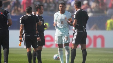 Phản ứng của Mbappe sau khi phải chờ 3 phút 11 giây để thực hiện quả phạt đền