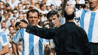 Màn đối đầu duyên nợ Argentina - Anh "khai sinh" thẻ vàng và thẻ đỏ với bóng đá thế giới