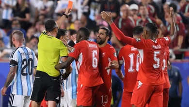 VAR lật ngược quyết định, Embolo nhận thẻ đỏ vì pha ăn vạ khó tin trước Argentina