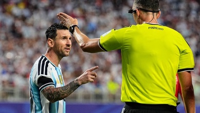 Căng thẳng với trọng tài, Lionel Messi yêu cầu: "Đừng thiếu tôn trọng tôi"