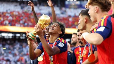 Từ bức ảnh chụp cùng Messi đến kỷ nguyên mới của Lamine Yamal