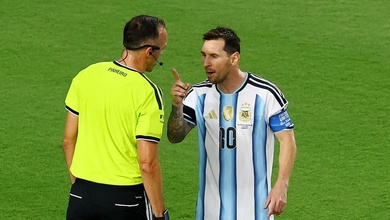 Trọng tài tranh cãi với Messi tại World Cup tiết lộ chi tiết về vụ va chạm