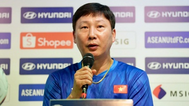 HLV Kim Sang Sik: "Tuyển Việt Nam có lợi thế hơn Singapore"