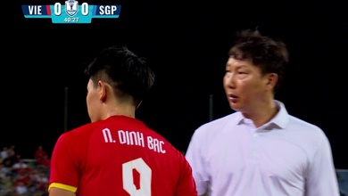 HLV Kim Sang Sik bực bội rút Đình Bắc ngay trước giờ nghỉ trận hòa Singapore