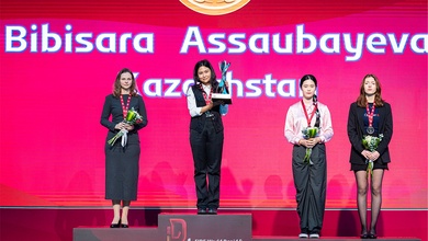 Mỹ nhân cờ vua Bibisara Assaubayeva lập kỳ tích: 3 lần vô địch thế giới ở tuổi 21, bỏ túi hơn 1,2 tỷ đồng