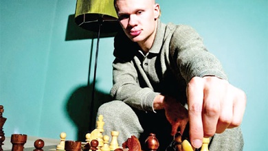 Khi Haaland và Salah mê cờ vua: Cú hích kinh tế thể thao từ sự giao thoa giữa sân cỏ và bàn cờ