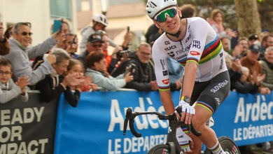 Phía sau tay đua xe đạp số 1 thế giới Tadej Pogacar: Tiết lộ về sự đoàn kết tại UAE Team Emirates