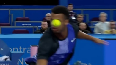 Hy hữu làng quần vợt: Tay vợt giao bóng nhanh bỏ cuộc vì tự đánh bóng trúng mắt mình