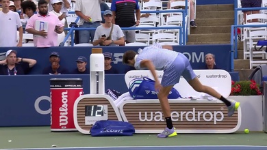 Daniil Medvedev đập vỡ chai nước và ném vợt sau trận thua Corentin Moutet ở giải quần vợt Washington Open